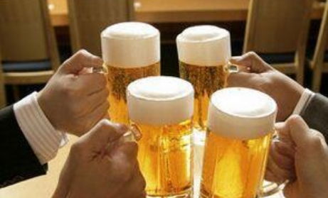 冰镇啤酒别乱喝 喝酒前牢记3件事，让你的肝更舒服